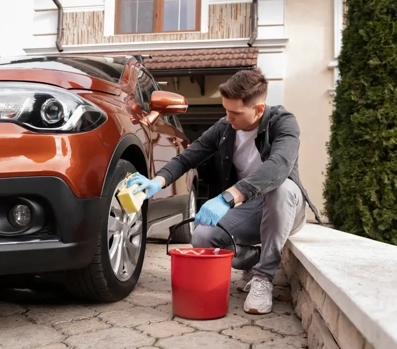 Lavage auto à domicile Vocance : professionnel intervenant sur un véhicule